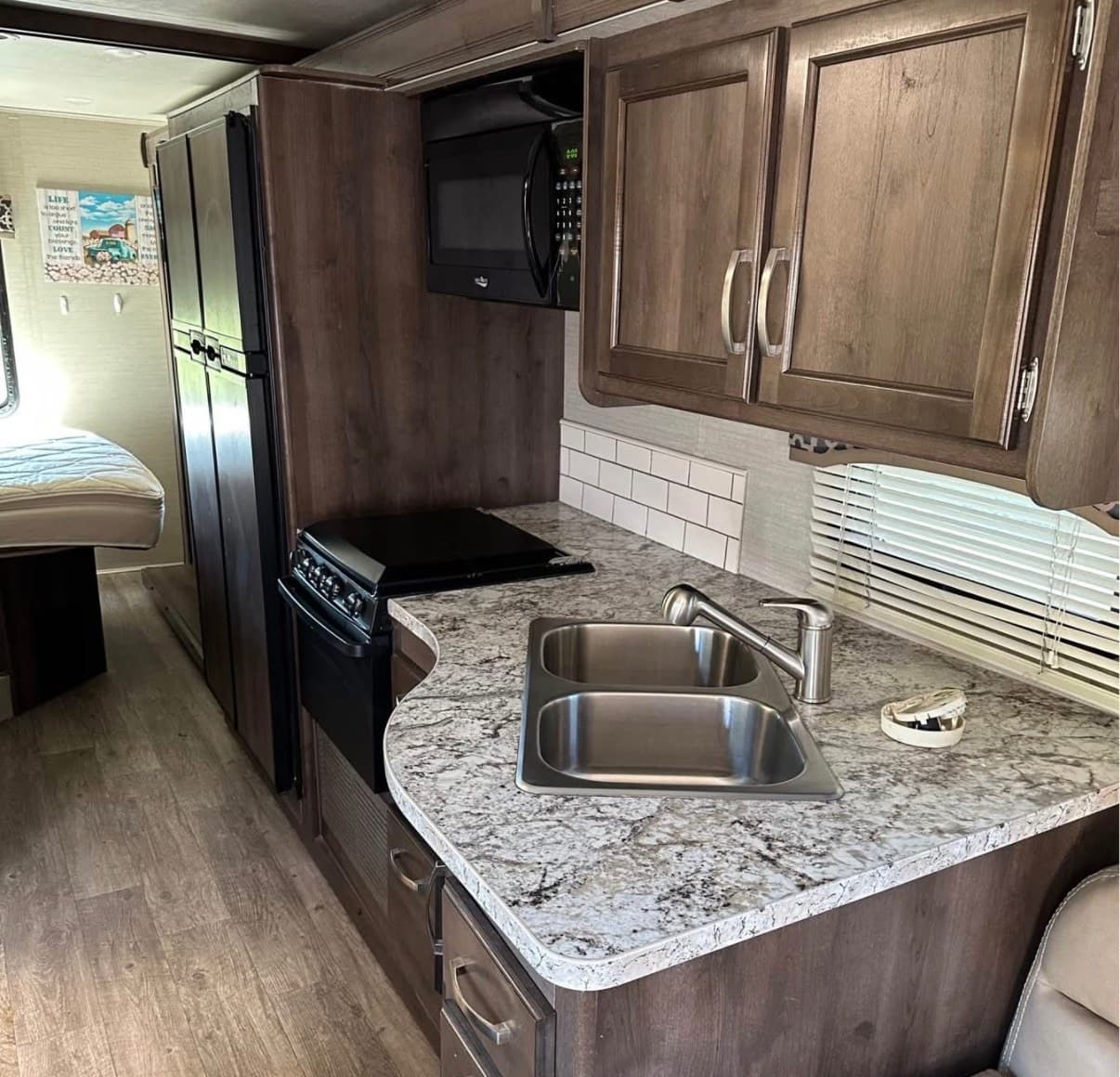 2018 Jayco Alante 29S, galley kitchen